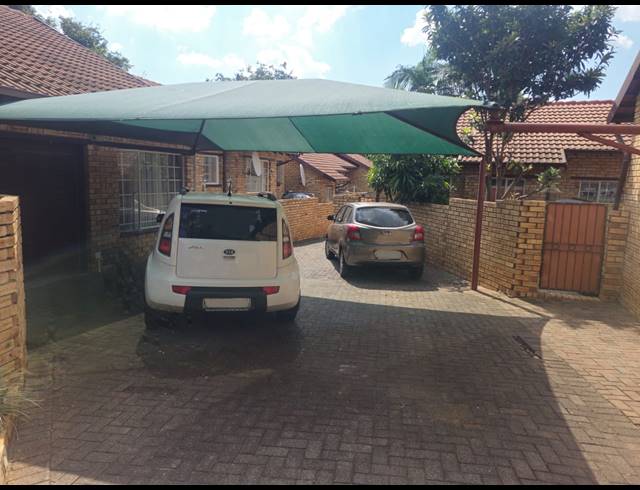 4 BEDROOM TOWNHOUSE FOR SALE IN SAFARI GARDENS